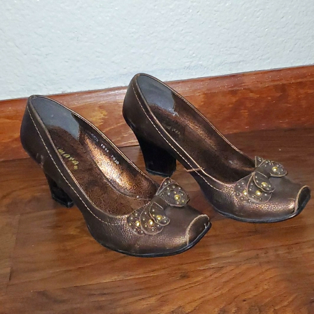 Bronze Heels with Bow Design